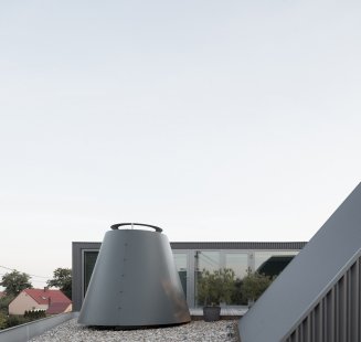 Terrace with a house by the lake - foto: © Alex Shoots Buildings