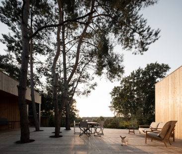Terrace with a house by the lake - foto: © Alex Shoots Buildings
