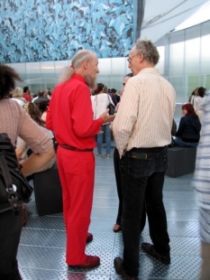 Serpentine Gallery Pavilion 2006 - Mike Davies (v červeném) z ateliéru Richarda Rogerse - foto: © Pavel Nasadil, 2006