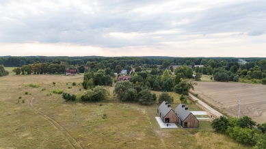 Dřevěný dům na louce - foto: Przemysław Turlej