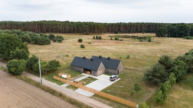 Dřevěný dům na louce - foto: Przemysław Turlej