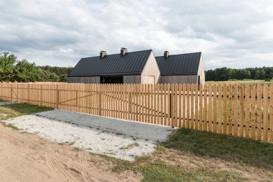 Dřevěný dům na louce - foto: Przemysław Turlej