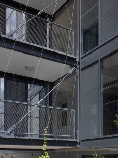 Apartment houses Vojtova - Apartment building - detail of the connecting bridge in the atrium - foto: Filip Šlapal