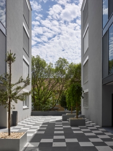 Apartment houses Vojtova - <div>Apartment building - view from the atrium to Sobotkova street</div> - foto: Filip Šlapal