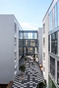 Apartment houses Vojtova - Apartment building - atrium from the bridge - foto: Pavel Barták