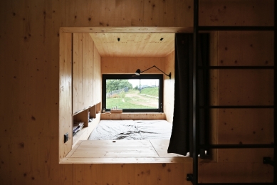 Plechovka s dřevěným srdcem - foto: under-construction architects