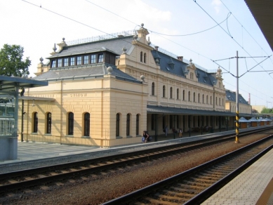 Nádraží Ostrava-Svinov - historická budova od kolejiště - foto: © Ateliér Filandr
