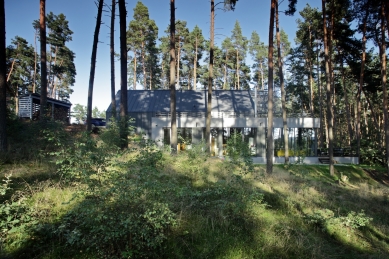 Dům v lese u jezera - foto: Robert Žákovič