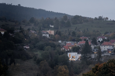 Rodinný dům se skálou v Českém Krumlově - foto: Alex Shoots Buildings