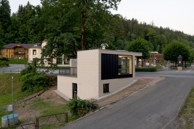 Veřejné WC a autobusová zastávka - foto: Petr Šmídek, 2022