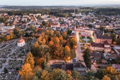 Veřejné prostranství mezi školami - foto: Matej Hakár