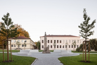 Veřejné prostranství mezi školami - foto: Matej Hakár