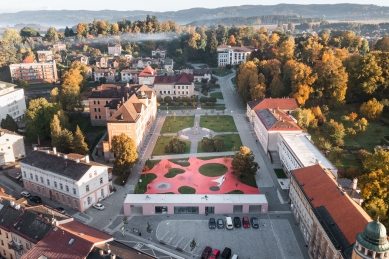 Veřejné prostranství mezi školami - foto: Matej Hakár