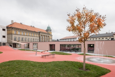 Veřejné prostranství mezi školami - foto: Matej Hakár