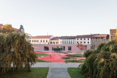 Veřejné prostranství mezi školami - foto: Matej Hakár