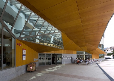 Jaume Fuster Library - foto: © Ester Havlová, 2006