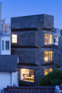 Věžový dům s arkýři - foto: ©︎ Masao Nishikawa