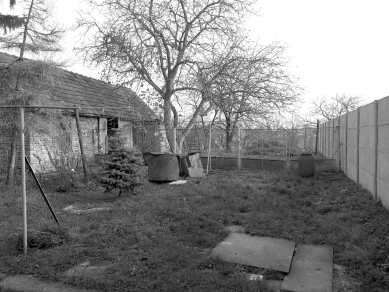 Under the Wallnut tree - Photograph of the original state - foto: Šercel Švec