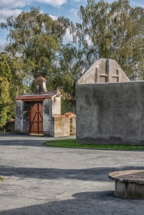 The Mašín Farm - A Memorial to the Three Eras of Czech resistence - Barokní brána s obnovenými truhlářskými a tesařskými prvky - foto: Benedikt Markel