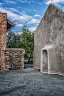 The Mašín Farm - A Memorial to the Three Eras of Czech resistence - Detail vstupního portálu – novotvar integrovaný do historické struktury - foto: Benedikt Markel