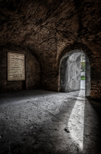 The Mašín Farm - A Memorial to the Three Eras of Czech resistence - Vstupní místnost s textem a zvukovou stopou motáku Josefa Mašína - foto: Benedikt Markel