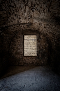 The Mašín Farm - A Memorial to the Three Eras of Czech resistence - Text motáku Josefa Mašína umístěný ve výklenku po okně - foto: Benedikt Markel