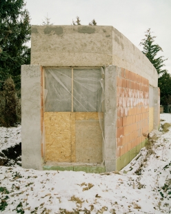 Dům s ateliérem na úpatí Budínského vrchu - Fotografie z průběhu realizace - foto: Balázs Danyi