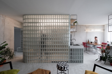 Apartment with glass block walls - foto: Alex Shoots Buildings