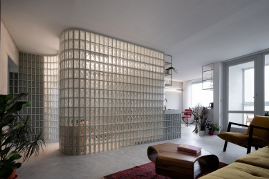 Apartment with glass block walls - foto: Alex Shoots Buildings