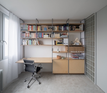 Apartment with glass block walls - foto: Alex Shoots Buildings