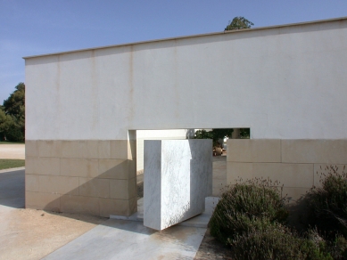 Rectory of the University of Alicante - Hlavnímu vstupu na jihovýchodním rohu areálu dominuje obří blok žuly umístěný kolmo do otvoru. - foto: © Petr Šmídek, 2006