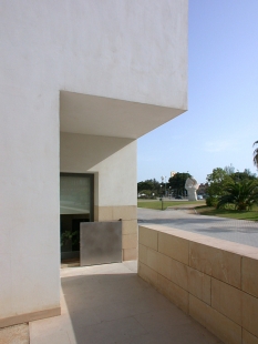 Rectory of the University of Alicante - Na severním konci budovy se nachází komornější vstup pro pěší. - foto: © Petr Šmídek, 2006