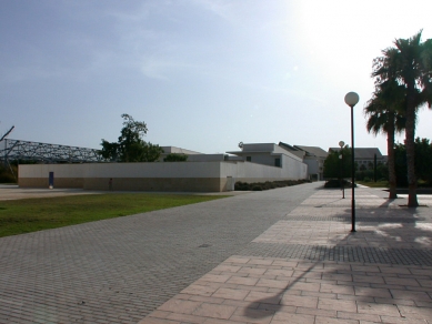 Rectory of the University of Alicante - Směrem ke kontrolní věži se budova rektorátu snižuje. - foto: © Petr Šmídek, 2006