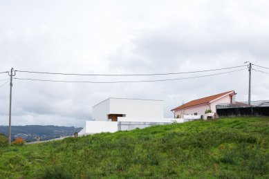 House in Santa Marinha - foto: © Ivo Tavares Studio