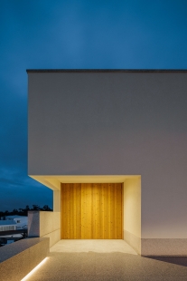 House in Santa Marinha - foto: © Ivo Tavares Studio