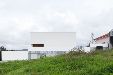 House in Santa Marinha - foto: © Ivo Tavares Studio
