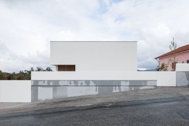 House in Santa Marinha - foto: © Ivo Tavares Studio