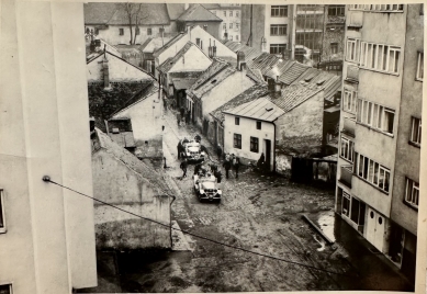 Nájemní dům Anny Siebenscheinové - Pohled do stále vznikající ulice Mezírka. Napravo nájemní dům Anny Siebenscheinové ve 40. nebo 50. letech. Zdroj Archiv autora.