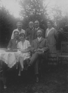 Felixe Blocha Villa - Standing from the left: Fanny Bloch, Leopold Bloch, Felix Bloch, and Luise Bloch. Sitting from the left: Robert Fleicher, Hermine Bloch, Johann Bloch. - foto: rodinný archiv Gianna Panofsky