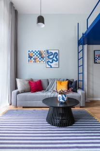 Byt s modrým schodištěm - foto: Iveta Kulhavá