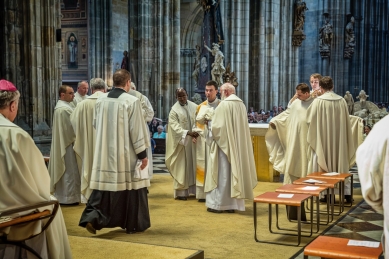 Úpravy presbytáře v katedrále sv. Víta, Václava a Vojtěcha - Mobiliář v průběhu bohoslužby - foto: Roman Albrecht