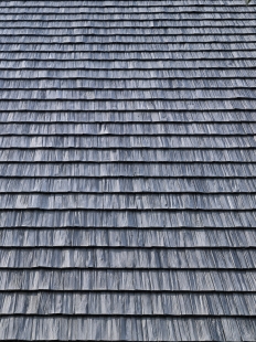 Leopold's hut - Detail střechy ze štípaných šindelů - foto: Filip Šlapal