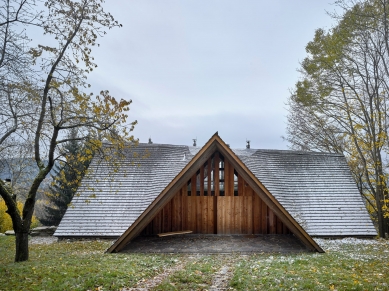 Leopold's hut - Vstup do chalupy - foto: Filip Šlapal