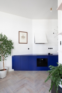 Byt s modrou kuchyní - foto: Zuzana Veselá