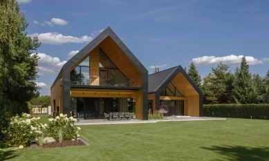 House like two barns  - foto: Yassen Hristov