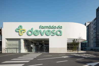Devesa Pharmacy - foto: © Ivo Tavares Studio