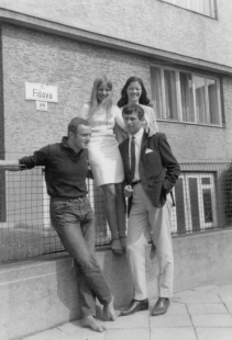 Rodinný dům Richarda a Grete Löwy - Čtveřice mladíků před domem v létě roku 1967 - foto: soukromý archiv Jana Pazdírka