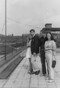 Rodinný dům Richarda a Grete Löwy - Čtveřice mladíků na střeše domu v létě roku 1967 - foto: soukromý archiv Jana Pazdírka