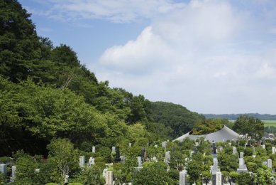 Sayama Lakeside Cemetery Community Hall - foto: Koji Fujii / Nacasa and Partners