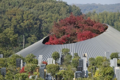Rozlučková síň na hřbitově u jezera Sayama - foto: Koji Fujii / Nacasa and Partners